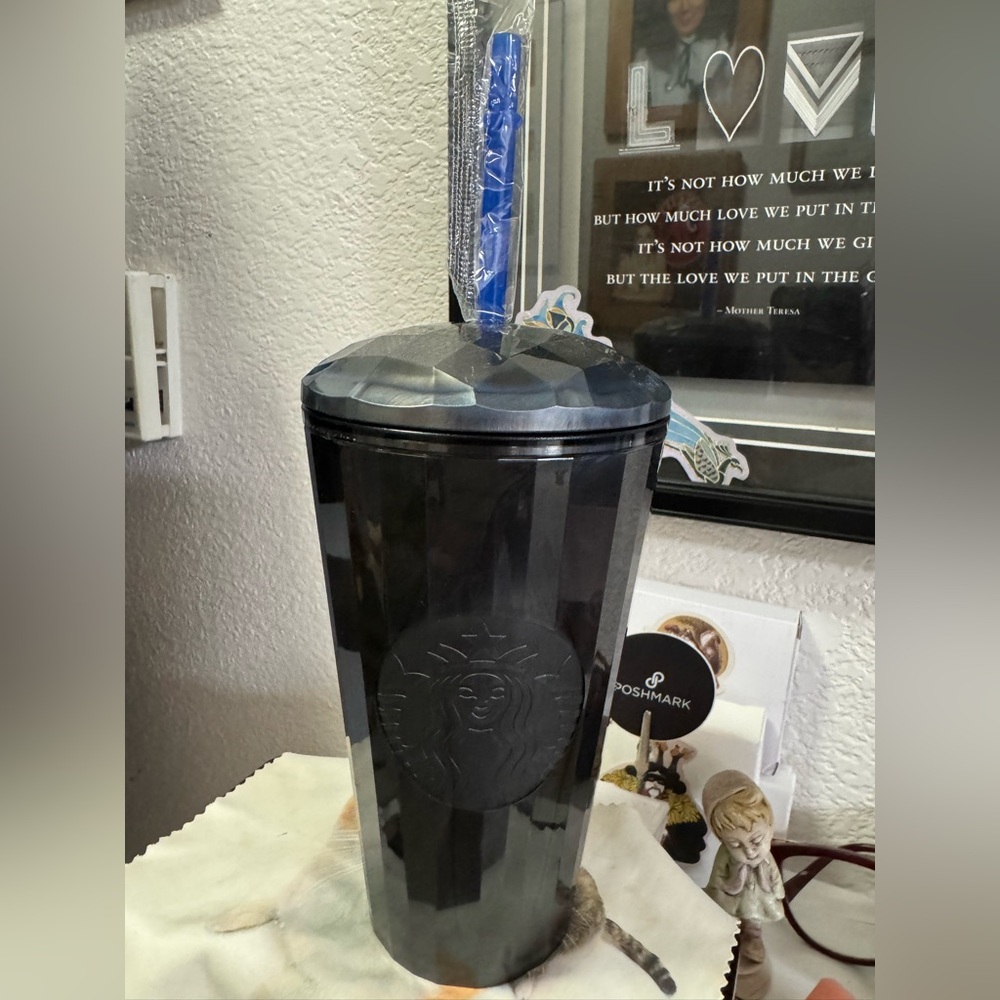 Starbucks Faceted Black Tumbler with unbranded blue straw — NWT - 16oz